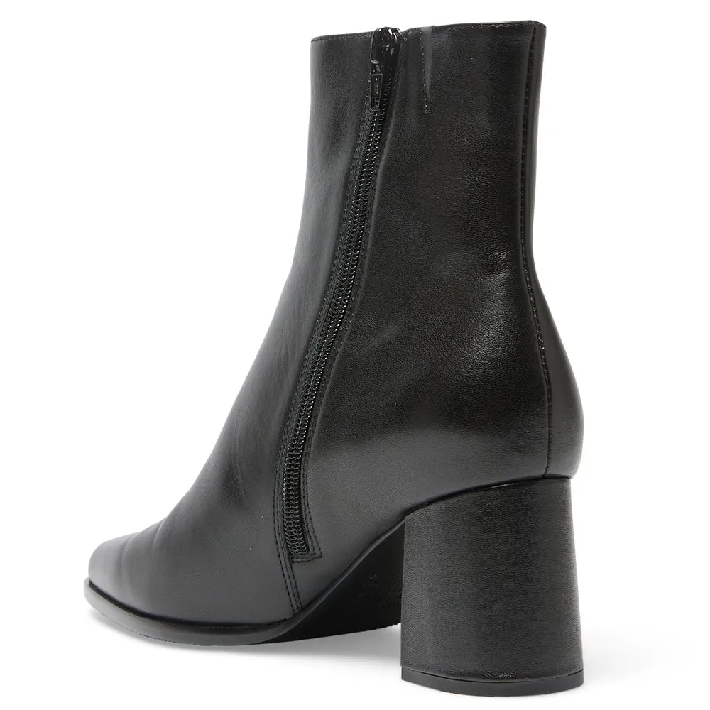 Avenue Boot in Black Leather