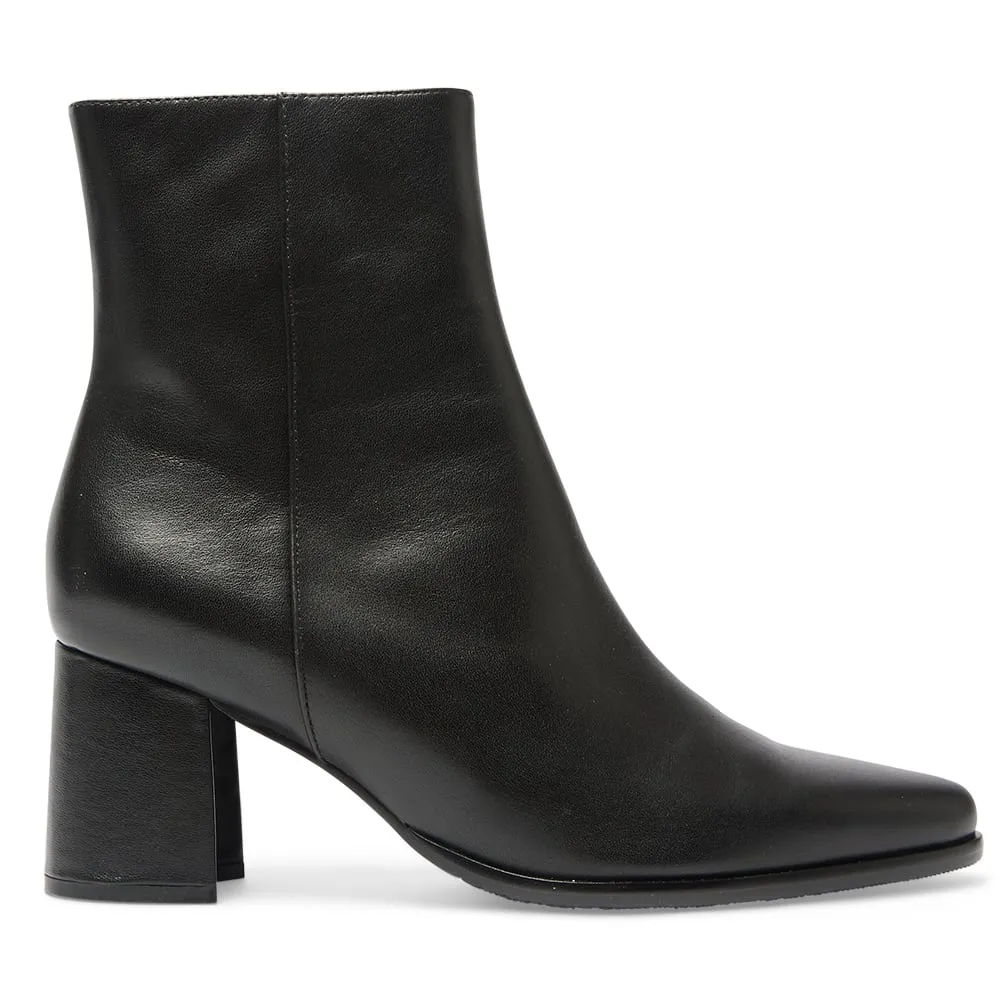 Avenue Boot in Black Leather