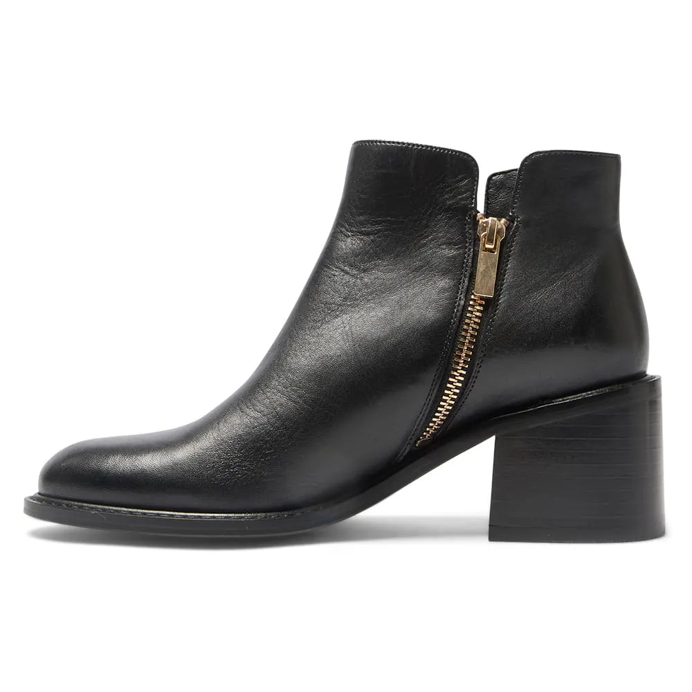 Earl Boot in Black Leather
