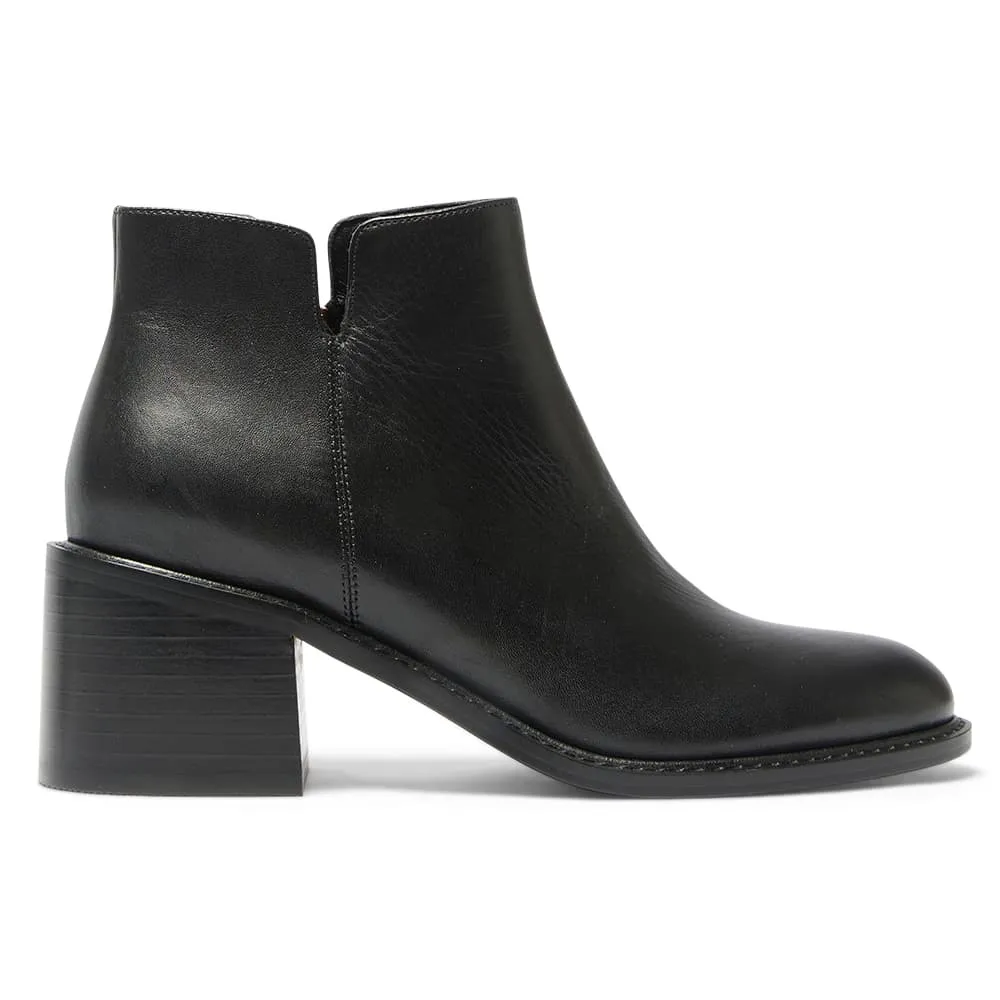 Earl Boot in Black Leather