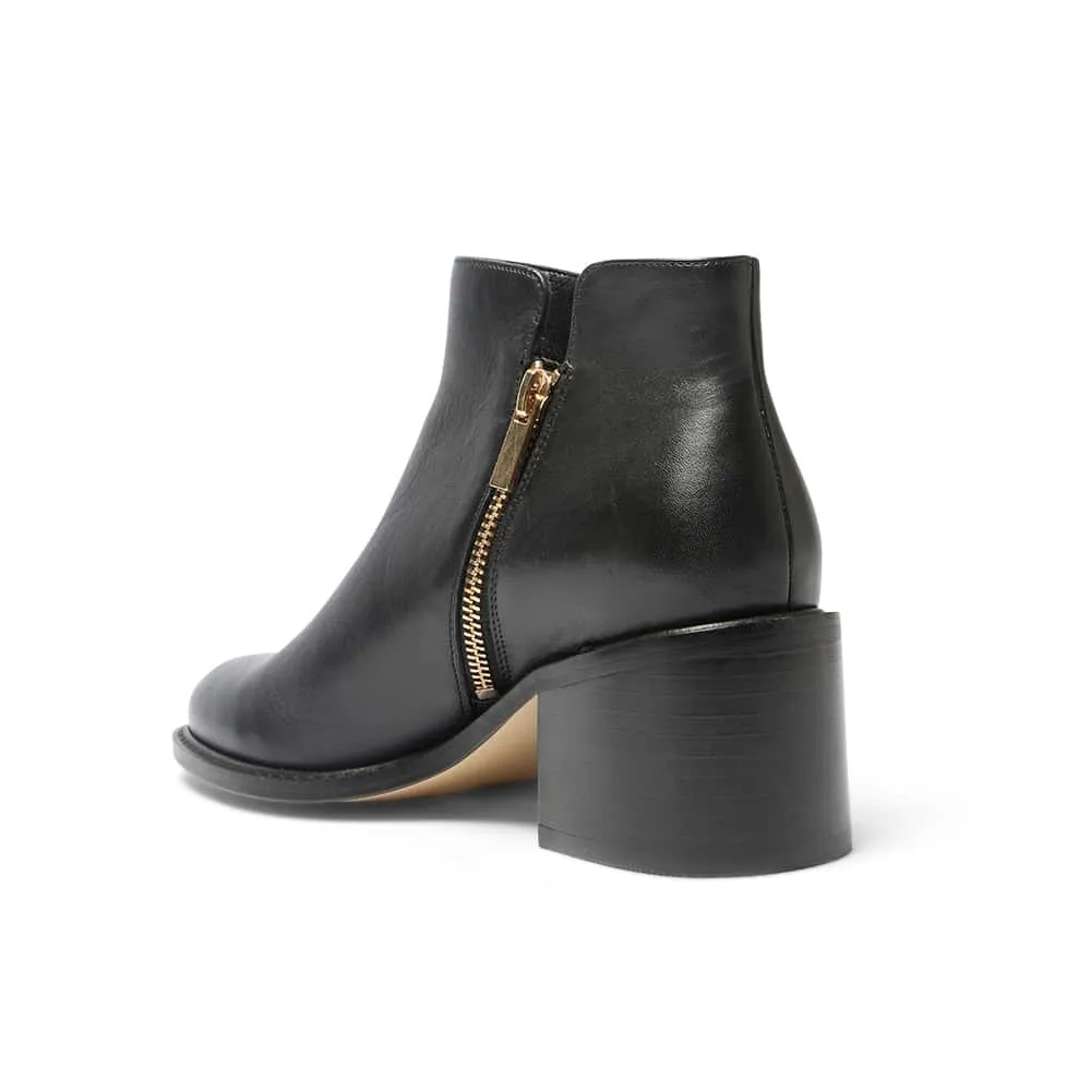 Earl Boot in Black Leather