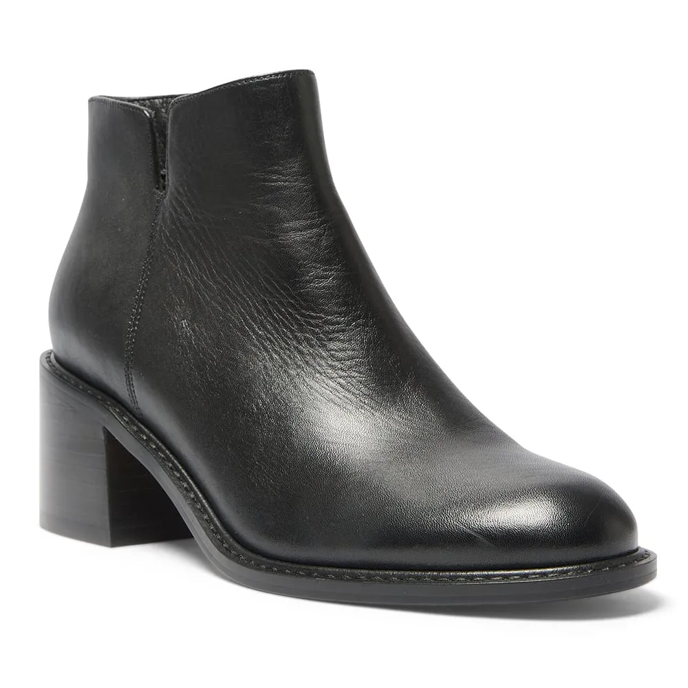 Earl Boot in Black Leather