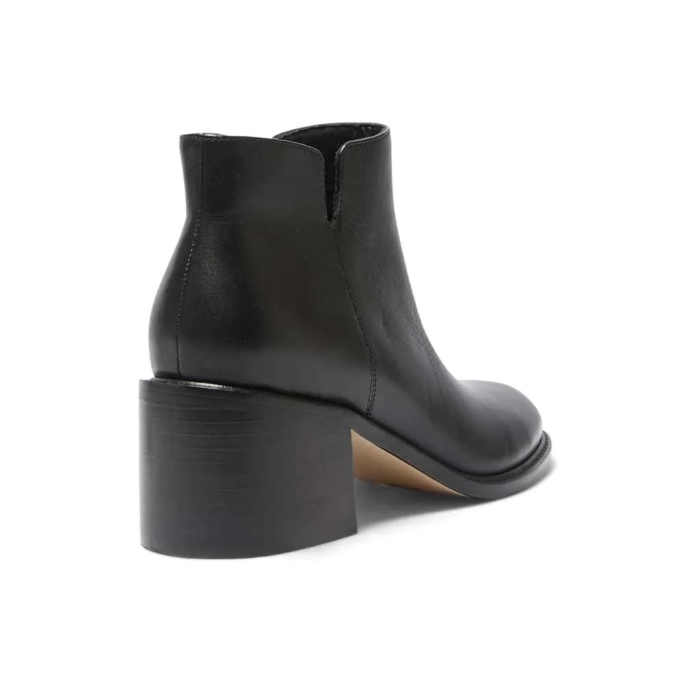 Earl Boot in Black Leather