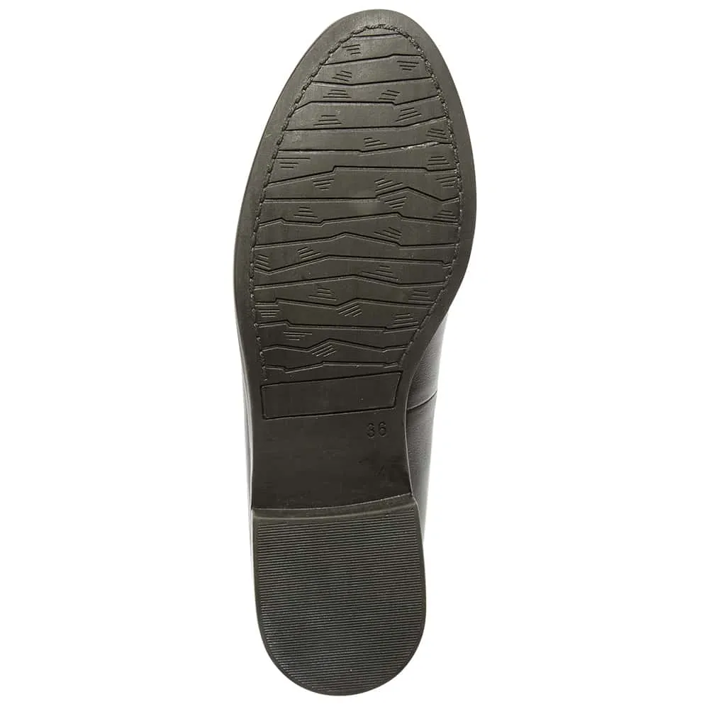 Preppy Loafer in Black Leather